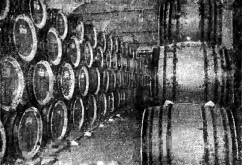 Рис. 190. Цех выдержки коньячных спиртов на Тбилисском коньячном заводе