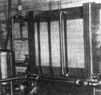 Рис. 135. Пластинчатый охладитель для сусла (Хотеборжские заводы, ЧССР)