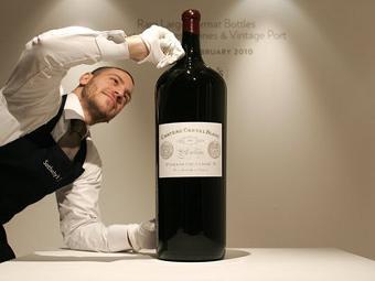 18-литрова¤ бутылка Chateau Cheval-Blanc 2006 года, проданна¤ ранее на Sotheby's. ‘ото ©AP