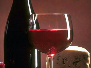 Редчайшая бутылка лукового вина урожая 1680 года продана в Англии с аукциона за 26,7 тысяч долларов США