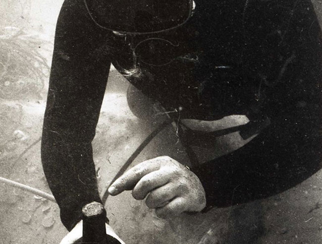 Подводный археолог и бутылка с затонувшего корабля